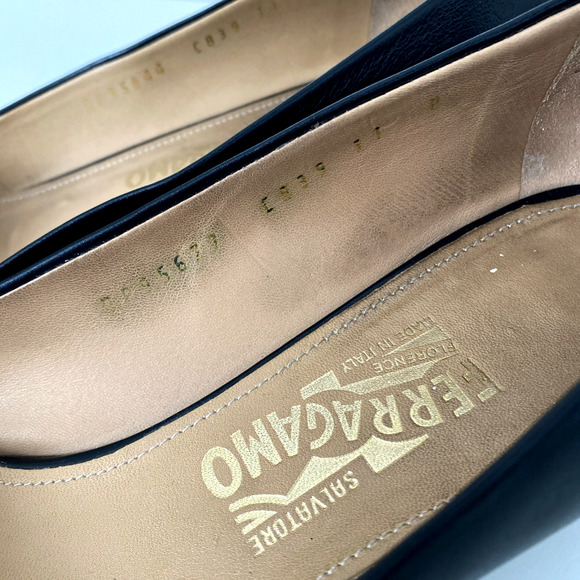 Salvatore Ferragamo Pump Black Leather Round Patent Cap Block Heel Gold Logo 11 - Picture 10 of 16